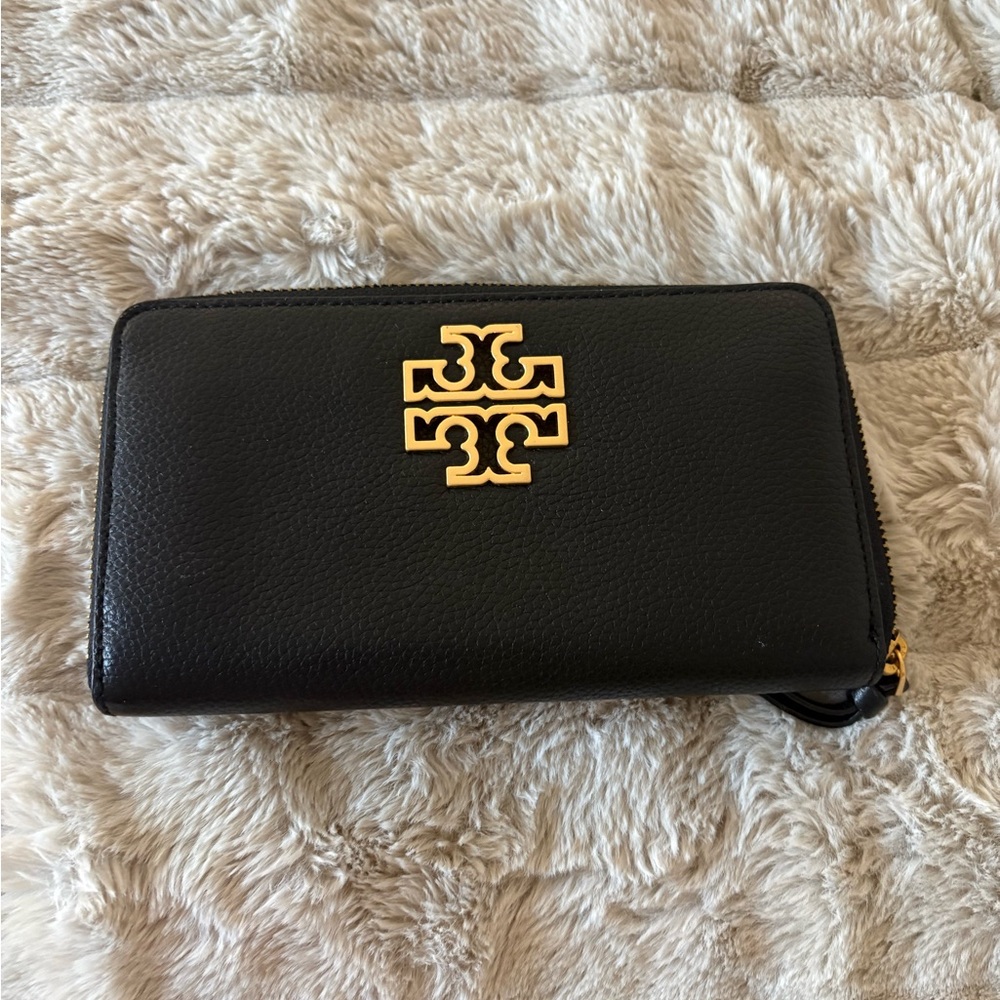 Tory Burch Black Leather Zip Wallet with Gold Emblem